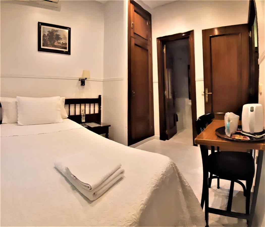 Hostal Dulcinea Hotel Madrid Bagian luar foto