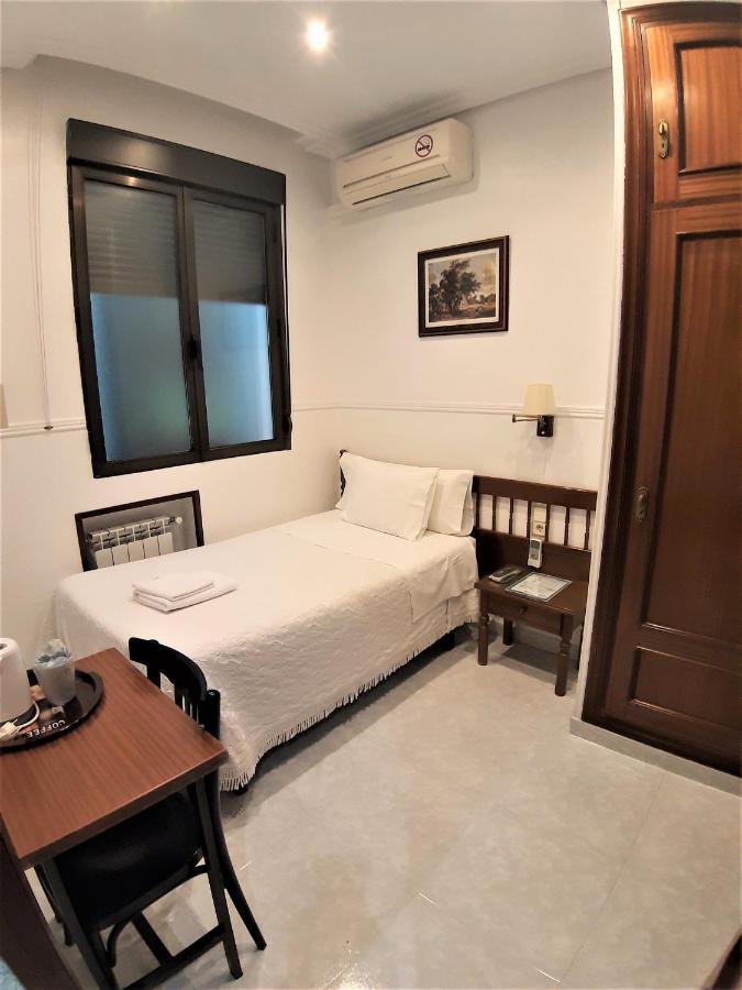 Hostal Dulcinea Madrid Bagian luar foto
