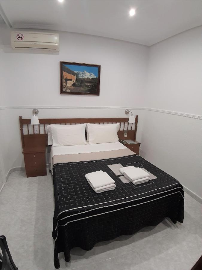 Hostal Dulcinea Madrid Bagian luar foto