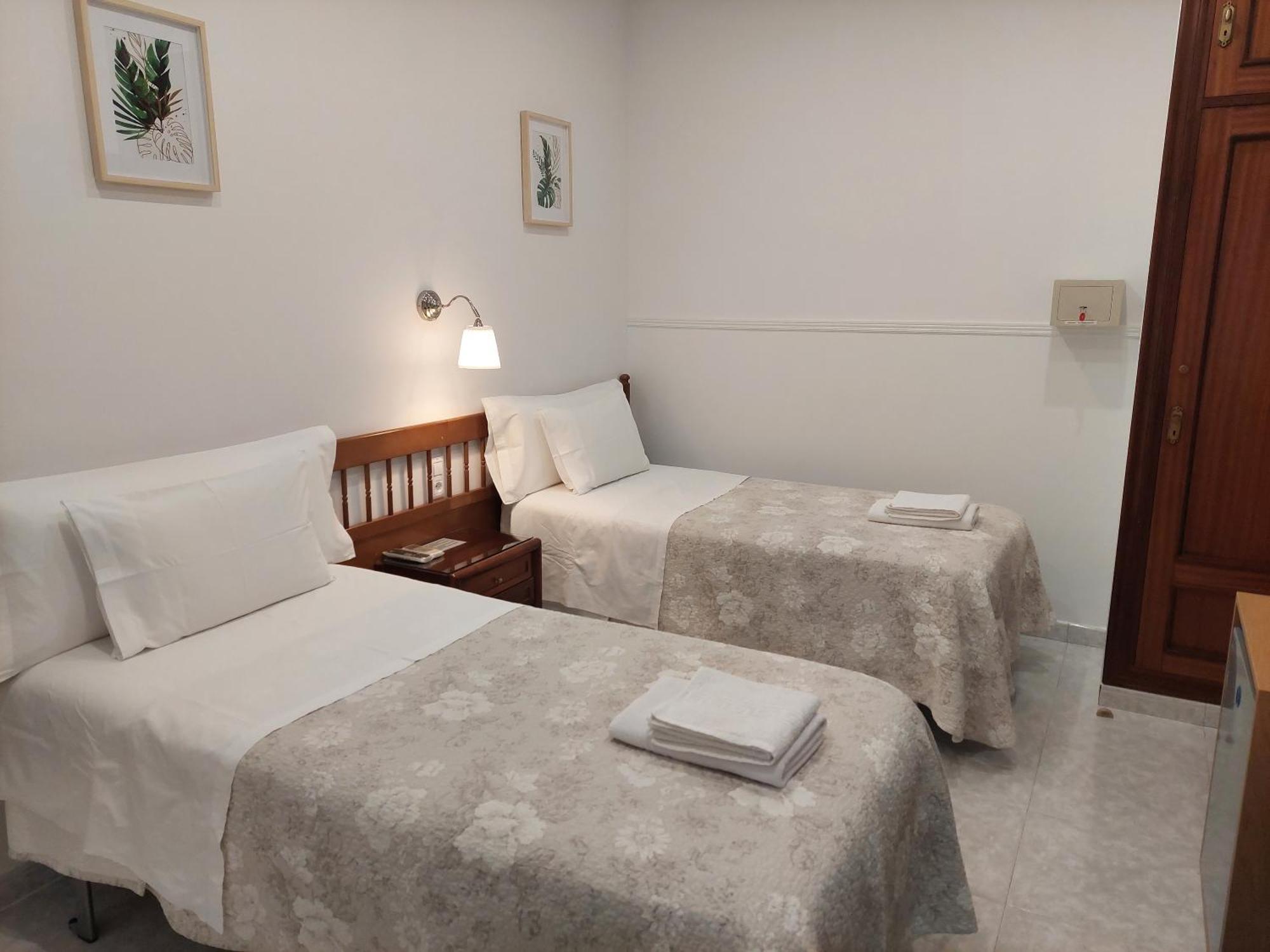 Hostal Dulcinea Hotel Madrid Bagian luar foto