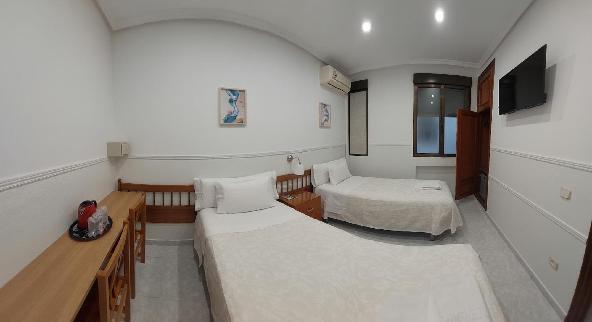 Hostal Dulcinea Hotel Madrid Bagian luar foto