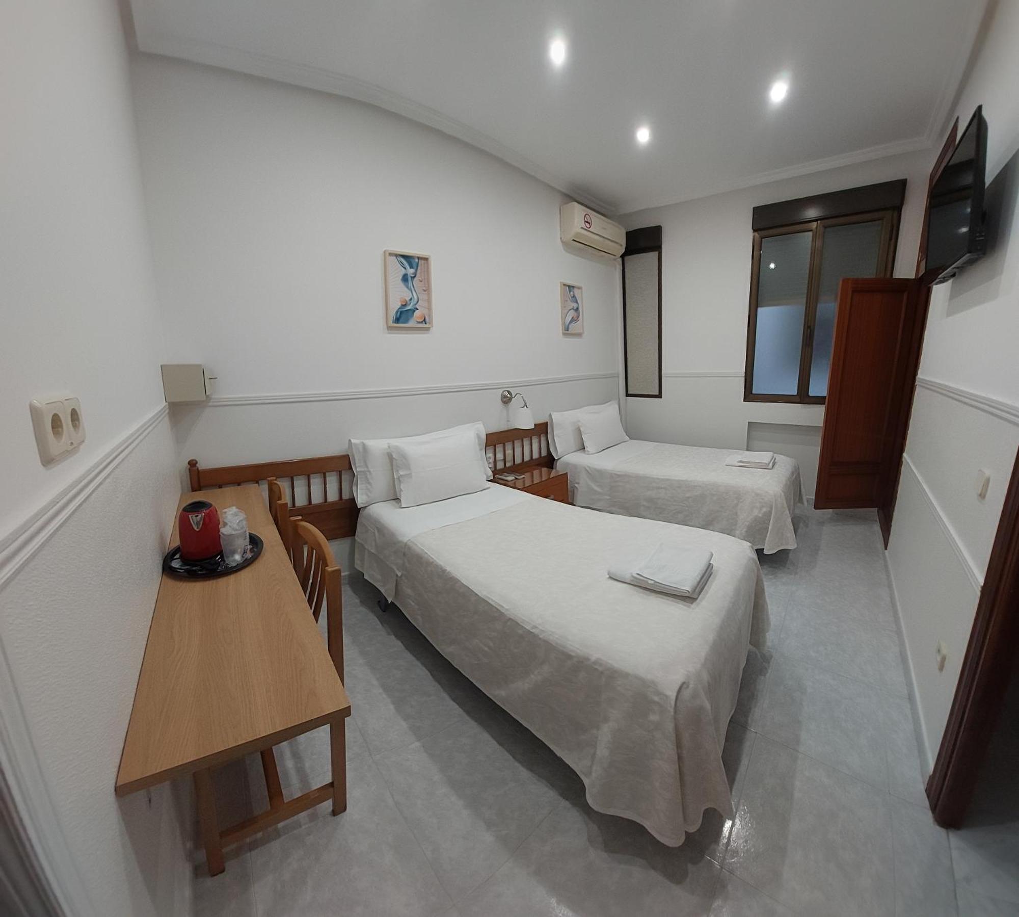 Hostal Dulcinea Madrid Bagian luar foto