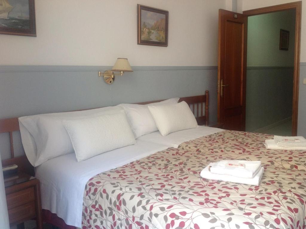 Hostal Dulcinea Madrid Bagian luar foto