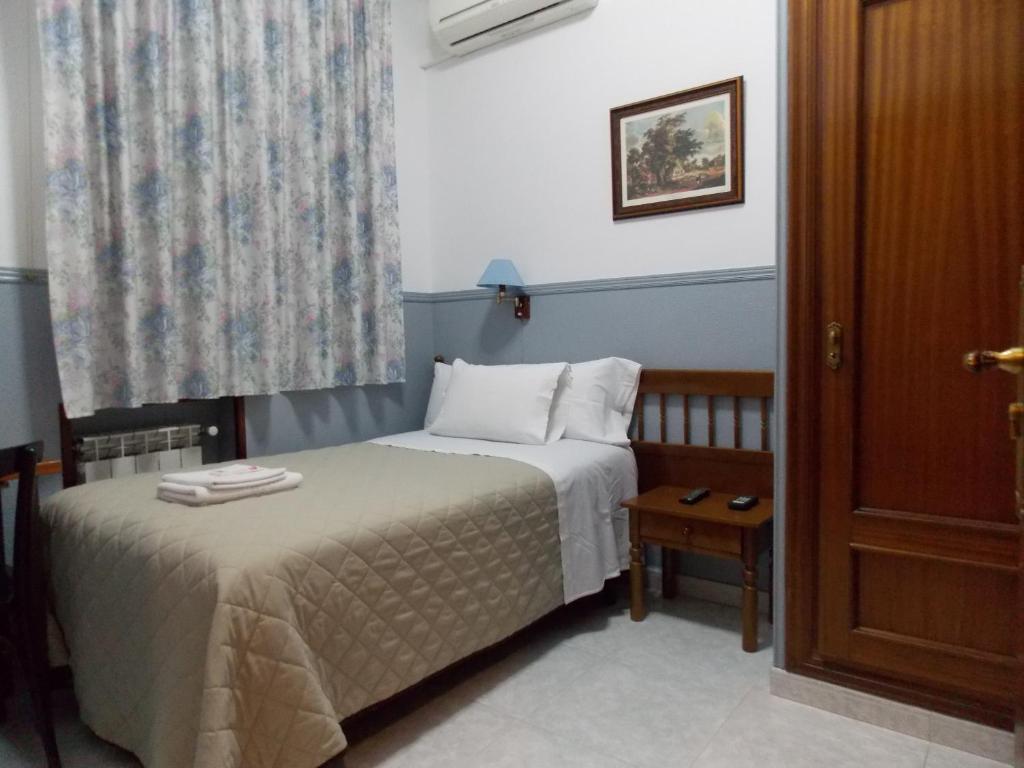 Hostal Dulcinea Madrid Bagian luar foto