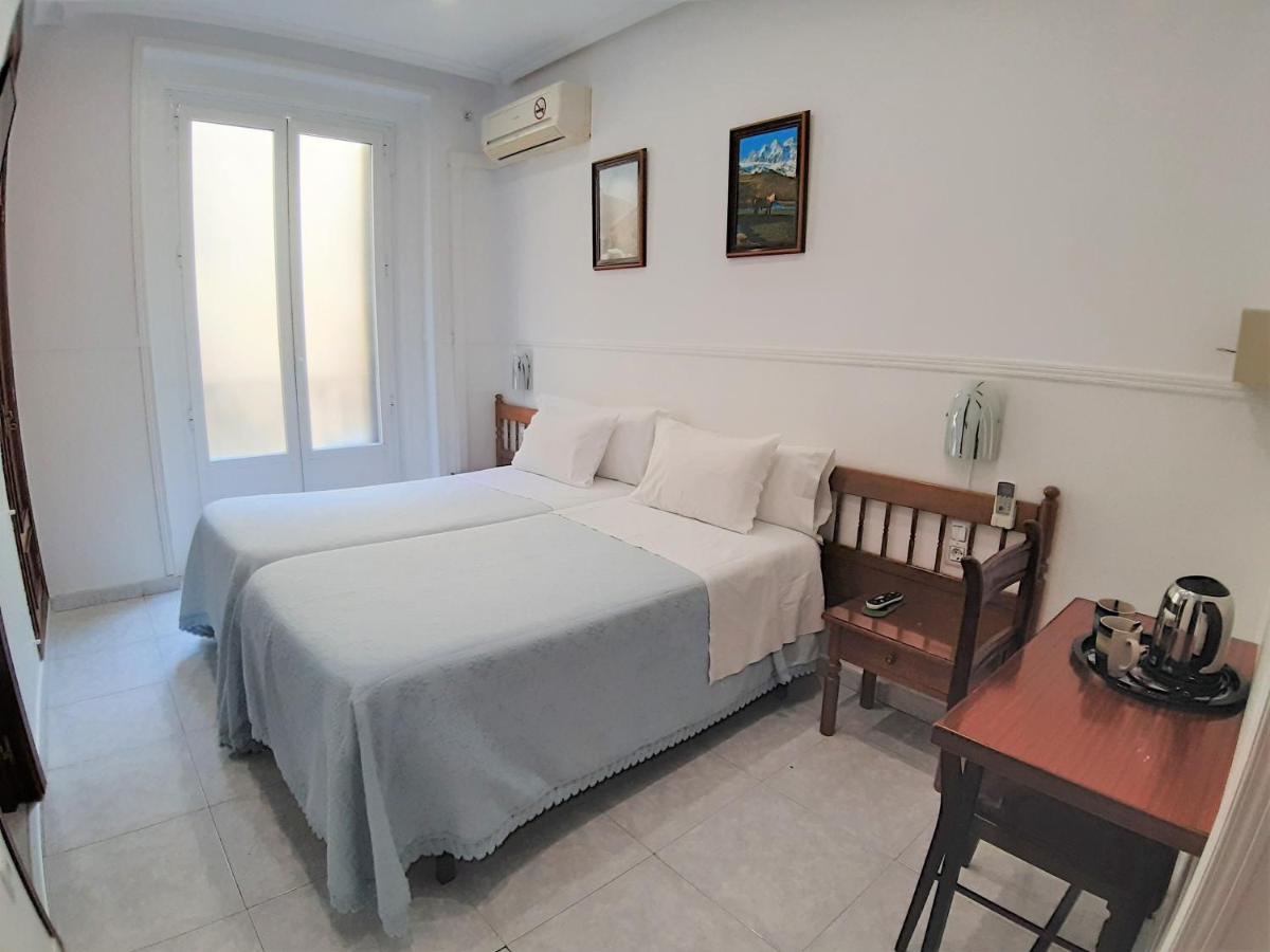 Hostal Dulcinea Madrid Bagian luar foto