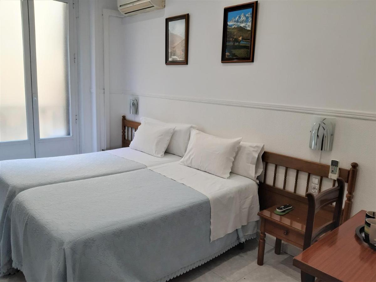Hostal Dulcinea Madrid Bagian luar foto